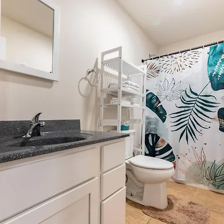 Modern & Stylish 1-br Near Downtown Holiday home