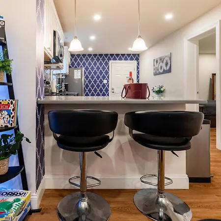 Modern & Stylish 1-br Near Downtown Holiday home
