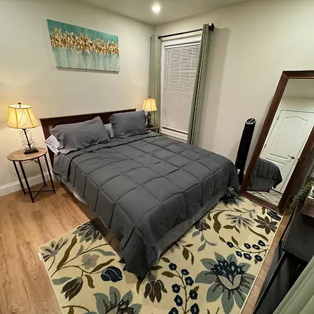 Modern & Stylish 1-br Near Downtown Holiday home *