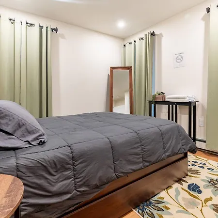 Modern & Stylish 1-br Near Downtown Holiday home *