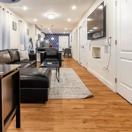 Modern & Stylish 1-br Near Downtown Holiday home