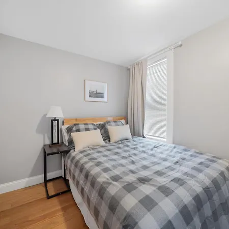 Easy Commute South 4br 1bth *