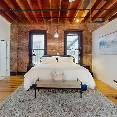 Apartment Expansive Back Bay Loft, Sleeps 4, 1b15b *