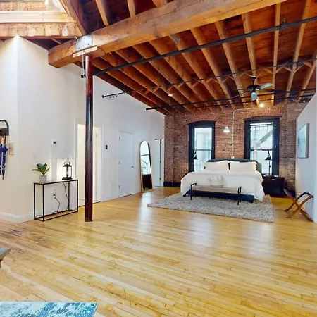 Apartment Expansive Back Bay Loft, Sleeps 4, 1b15b *