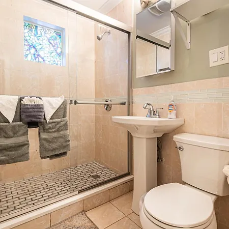 Renovated 4br3ba Escape - Near Public Transportation Apartment