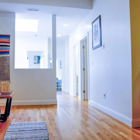 Apartment Modern & Spacious 4-bedroom In Roxbury
