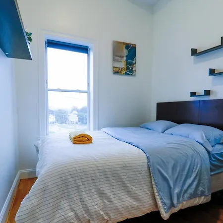 Modern & Spacious 4-bedroom In Roxbury *