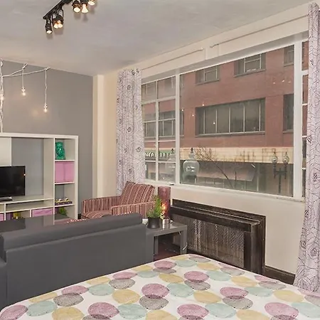 Cozy Steps From Common And Theaters Apartment