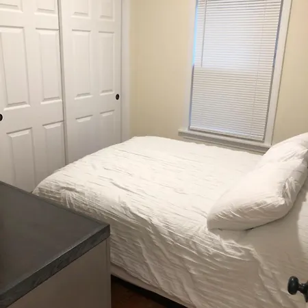 Modern Renovated 2-bedroom In South *