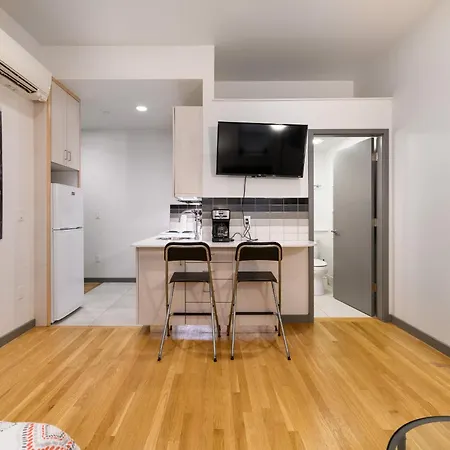 Apartment Downtown Retreat Stylish