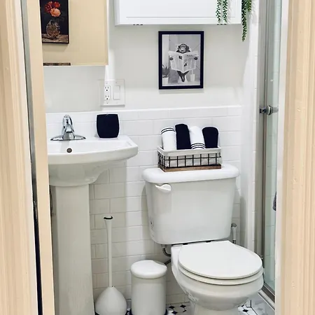 Chic Living On Newbury Street Apartment *