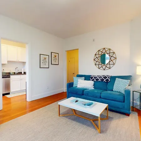 Apartment Renovated 1bed, Steps To Mbta, Shops & Restaurants *