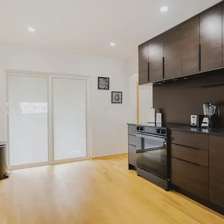 Luxury 3bd Short Walk To Airport Apartment *
