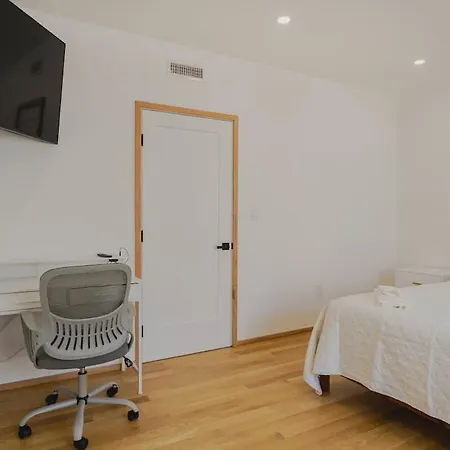 Apartment Lux 3bd Minutes Walk To Airport *