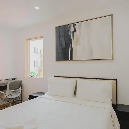 Apartment Luxury 3bd Short Walk To Airport *