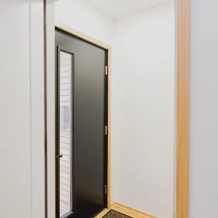 Luxury 3bd Short Walk To Airport Apartment