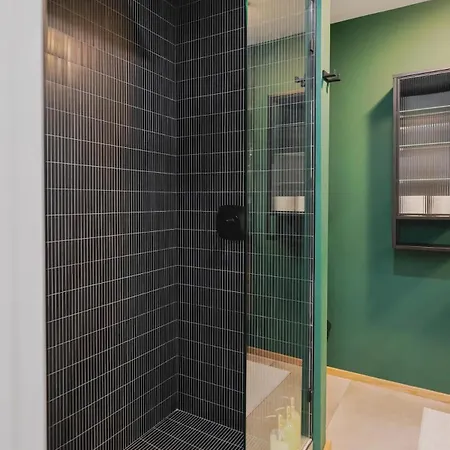 Luxury 3bd Short Walk To Airport Apartment *