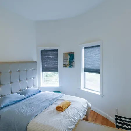 Modern & Spacious 4-bedroom In Roxbury Apartment