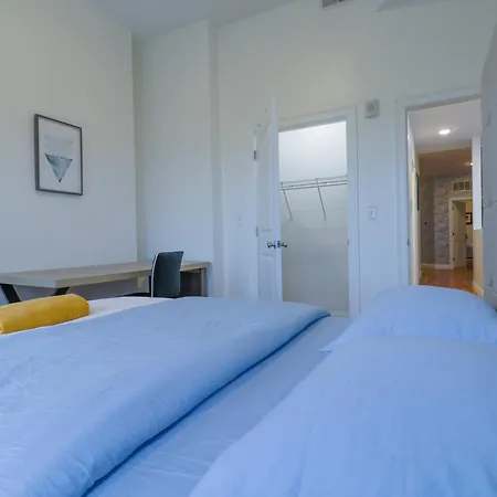 Modern & Spacious 4-bedroom In Roxbury Apartment *