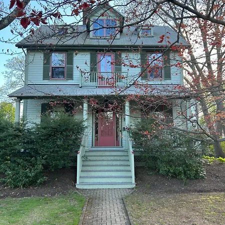 Spacious 4 Bedroom Victorian In Holiday home