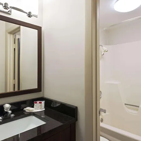 Ramada By Wyndham 3* Boston