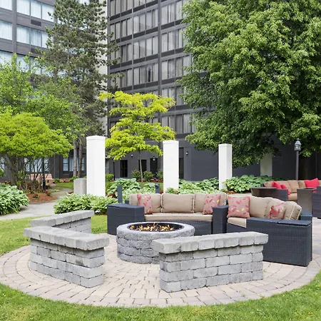 Courtyard By Marriott Logan Airport Hotel 3*