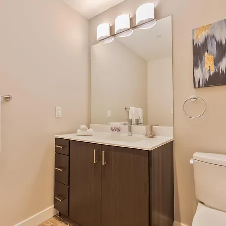 Luxury With Harbor Views Apartment *