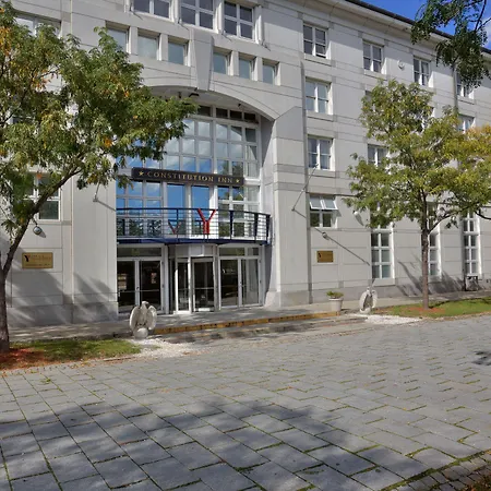 Constitution Hotel 2*