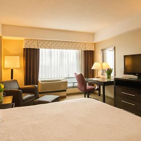 Hampton & Crosstown Center 3*