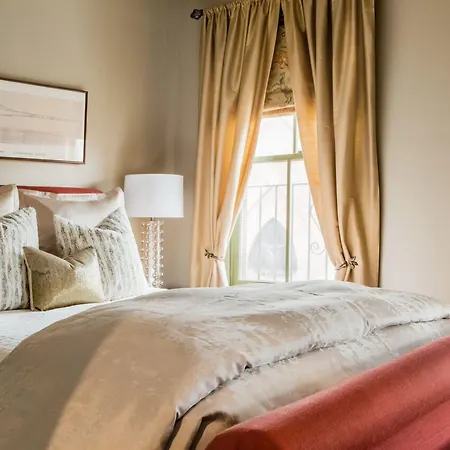 Clarendon Square 4*