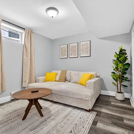 Vintage 2br In With Free Parking Apartment