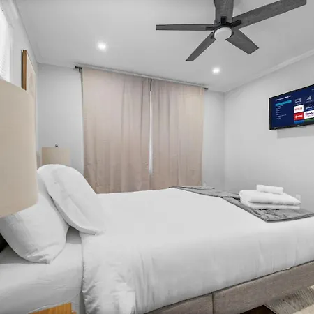 Luxury 3br In With Free Parking Apartment