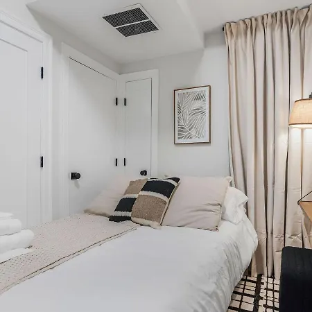 Modern 5b3b In Steps To Convention Center Apartment *