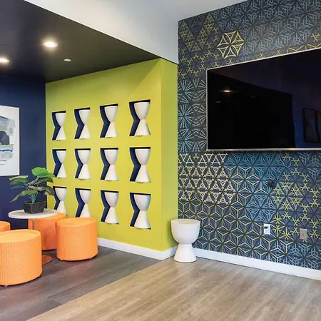 Modern Harbor Front Apartment *