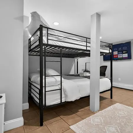 Vintage 2br In With Free Parking Apartment