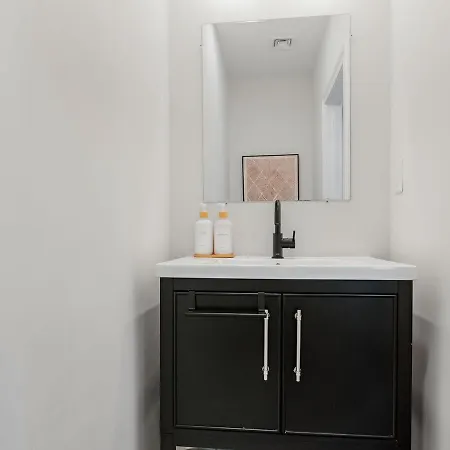 Modern 5b3b In Steps To Convention Center Apartment *