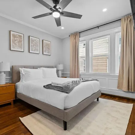 Luxury 3br In With Free Parking Apartment