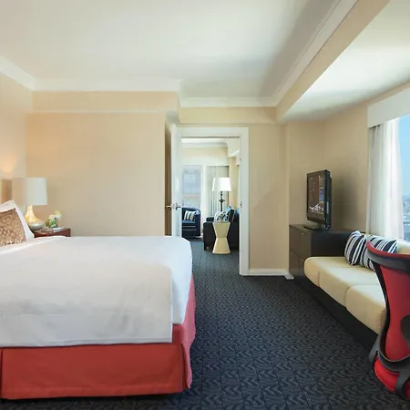 Hotel Renaissance Seaport District 4*