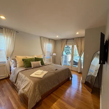 Apartment Southie With Hot Tub