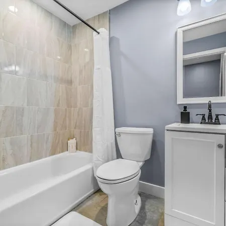 Luxury 2br In With Free Parking Apartment