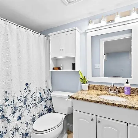 Apartment Southie With Hot Tub *