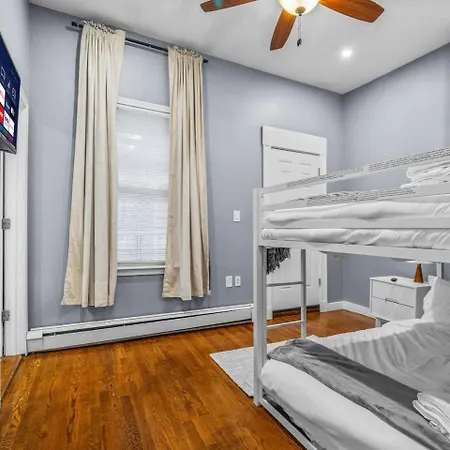 Luxury 2br In With Free Parking Apartment