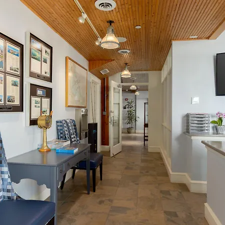 Yacht Haven Inn 4*