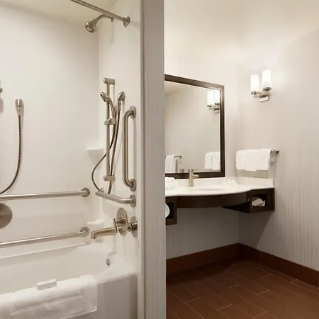 Hilton Garden Logan Airport 3*