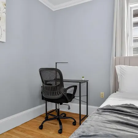 Vintage 5br In With Free Parking Apartment