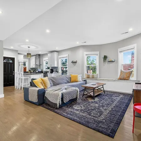 Luxury 3br 2ba Penthouse *
