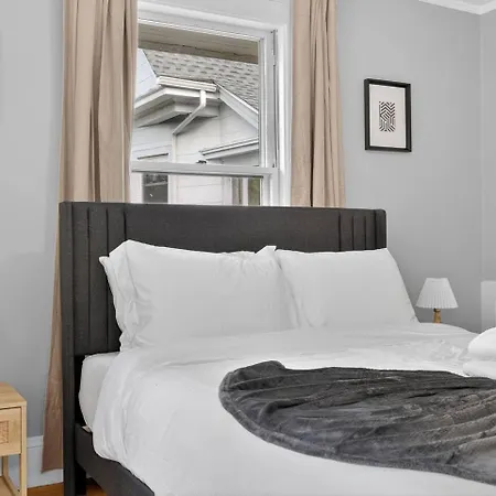 Vintage 5br In With Free Parking Apartment