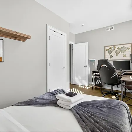 Luxury 3br 2ba Penthouse Apartment *