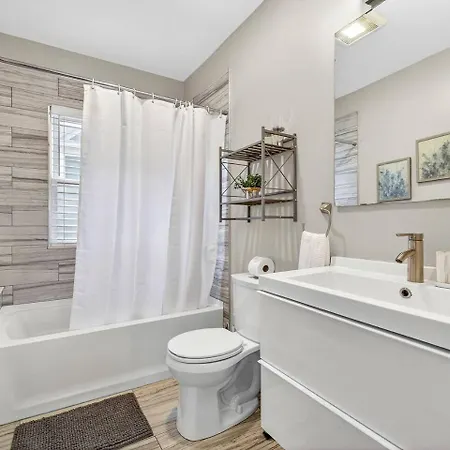Luxury 3br 2ba Penthouse Apartment