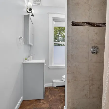 Vintage 5br In With Free Parking Apartment Boston